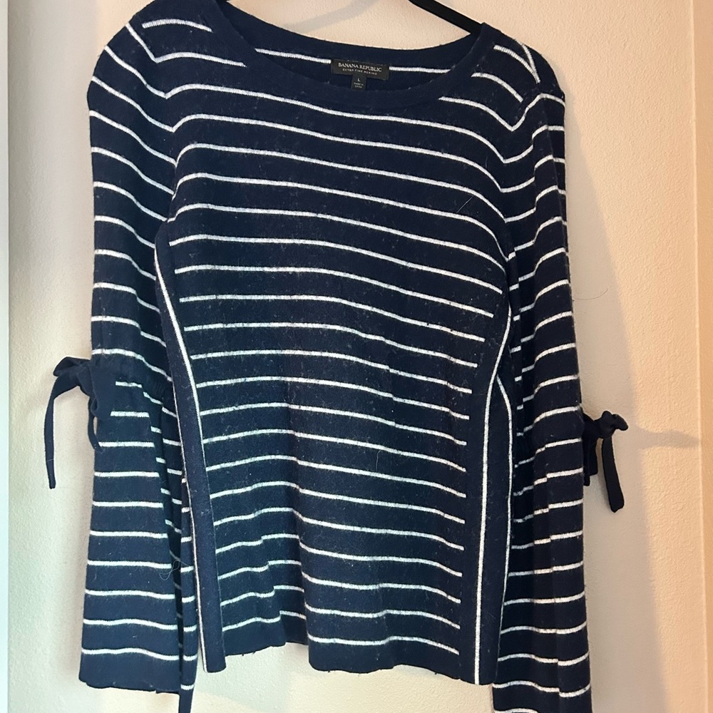 Banana republic size L (has bow tie on sleeves) needs a lint roller